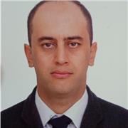 Professeur de karaté donne des cours enfants, ados et adultes